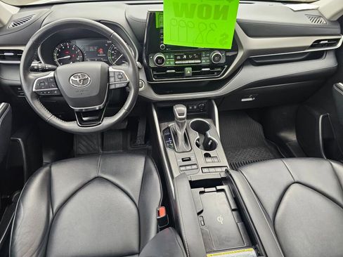 Used 2021 Toyota Highlander XLE AWD/4WD image 16