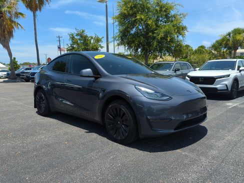 Used 2023 Tesla Model Y Long Range AWD/4WD image 1