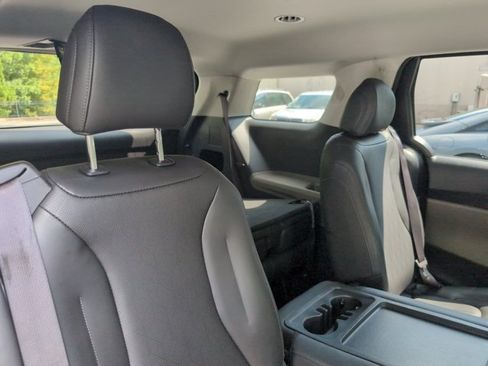 Used 2025 Kia Carnival FWD image 26