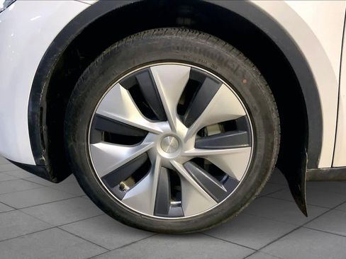 Used 2023 Tesla Model Y AWD image 10