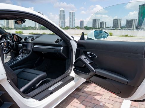 Used 2018 Porsche 718 Cayman RWD image 22