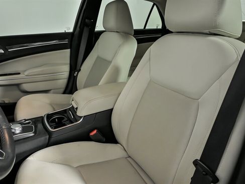 Used 2020 Chrysler 300 Touring w/ Chrome Appearance Package image 18