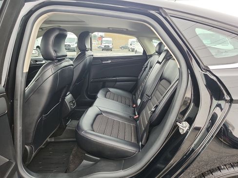 Used 2018 Ford Fusion SE w/ Equipment Group 201A image 6