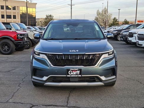 Used 2024 Kia Carnival EX image 11