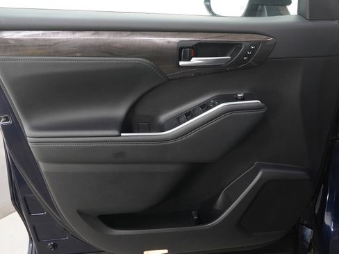 Used 2025 Toyota Highlander Platinum image 22