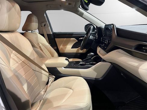 Used 2023 Toyota Highlander XLE image 14