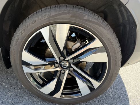 Certified 2024 Volvo XC40 B5 Plus w/ Protection Package Premier image 34