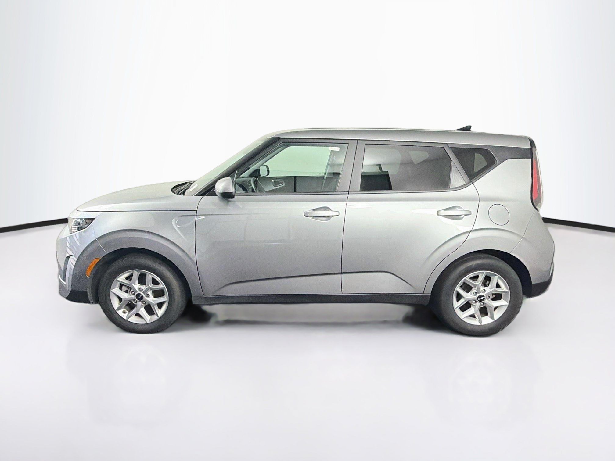 Used 2025 Kia Soul LX w/ LX Technology Package FWD image 4