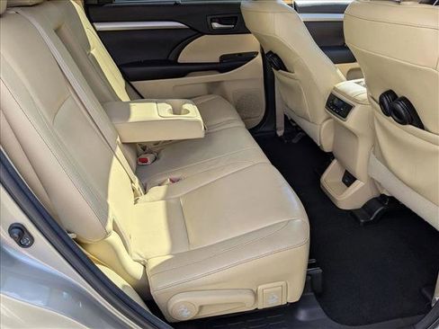 Used 2016 Toyota Highlander XLE image 21