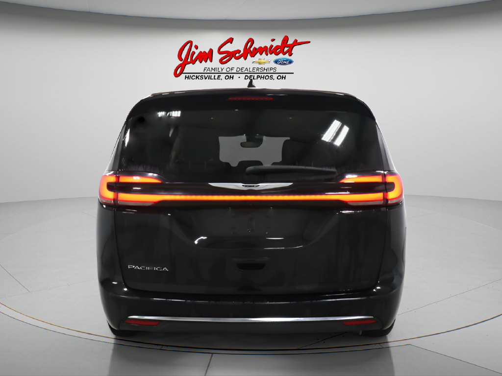 Used 2024 Chrysler Pacifica Touring-L FWD image 5