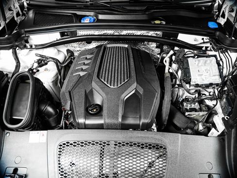 Certified 2024 Porsche Macan AWD/4WD image 12