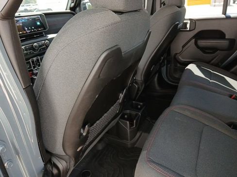Used 2025 Jeep Gladiator Rubicon AWD/4WD image 18