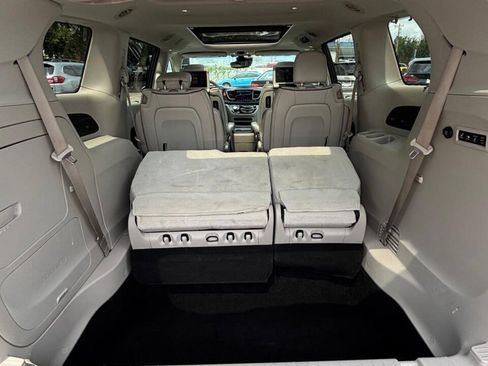 Used 2017 Chrysler Pacifica Limited FWD image 17