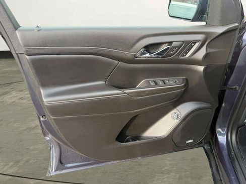 Used 2019 GMC Acadia SLT w/ LPO, Floor Liner Package AWD/4WD image 16