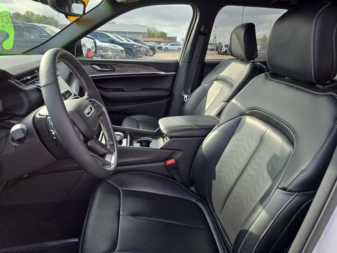 Used 2024 Jeep Grand Cherokee Limited image 12