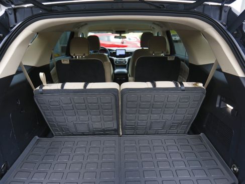 Used 2021 Ford Explorer XLT image 19