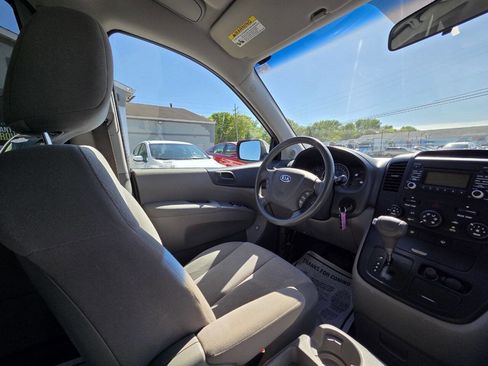 Used 2010 Kia Sedona LX FWD image 16