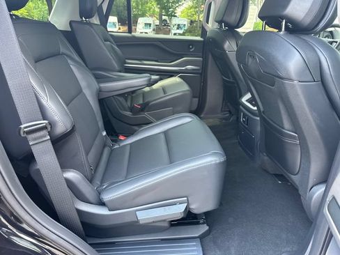 New 2026 Lincoln Navigator Premiere AWD/4WD image 16