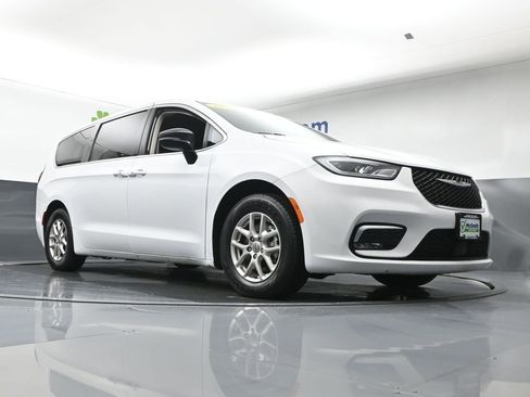 Used 2024 Chrysler Pacifica Touring-L FWD image 29