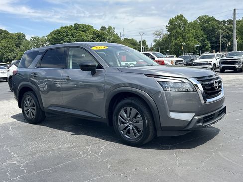 Used 2024 Nissan Pathfinder S FWD image 2