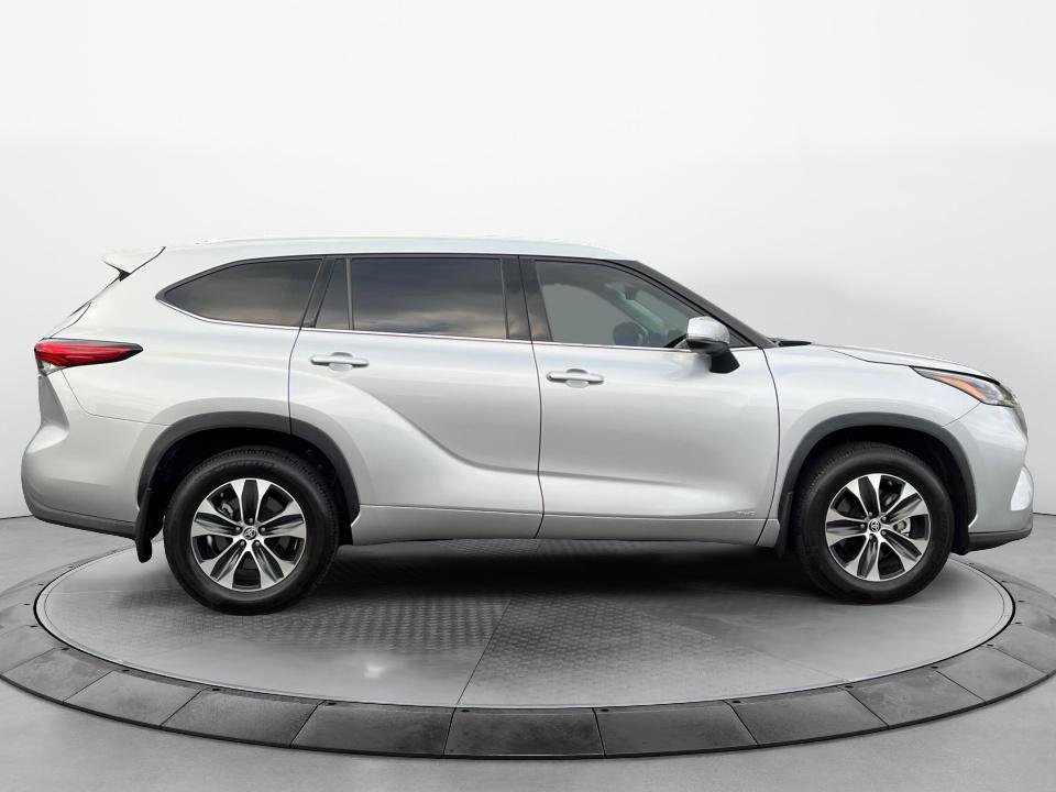 Used 2022 Toyota Highlander XLE AWD/4WD image 8