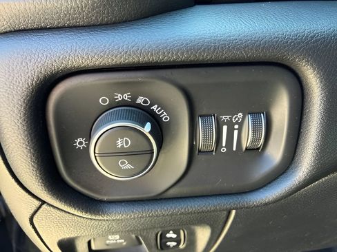 Used 2019 RAM 1500 Big Horn AWD/4WD image 18