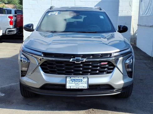Used 2024 Chevrolet Trax RS FWD image 2