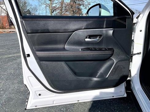 Used 2025 Nissan Kicks SR w/ SR Premium Package image 9