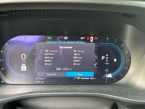 Used 2024 Volvo XC40 B5 Plus image 4