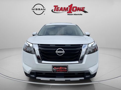 New 2025 Nissan Pathfinder SL image 2