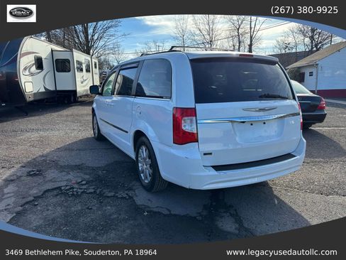 Used 2016 Chrysler Town & Country Touring image 7
