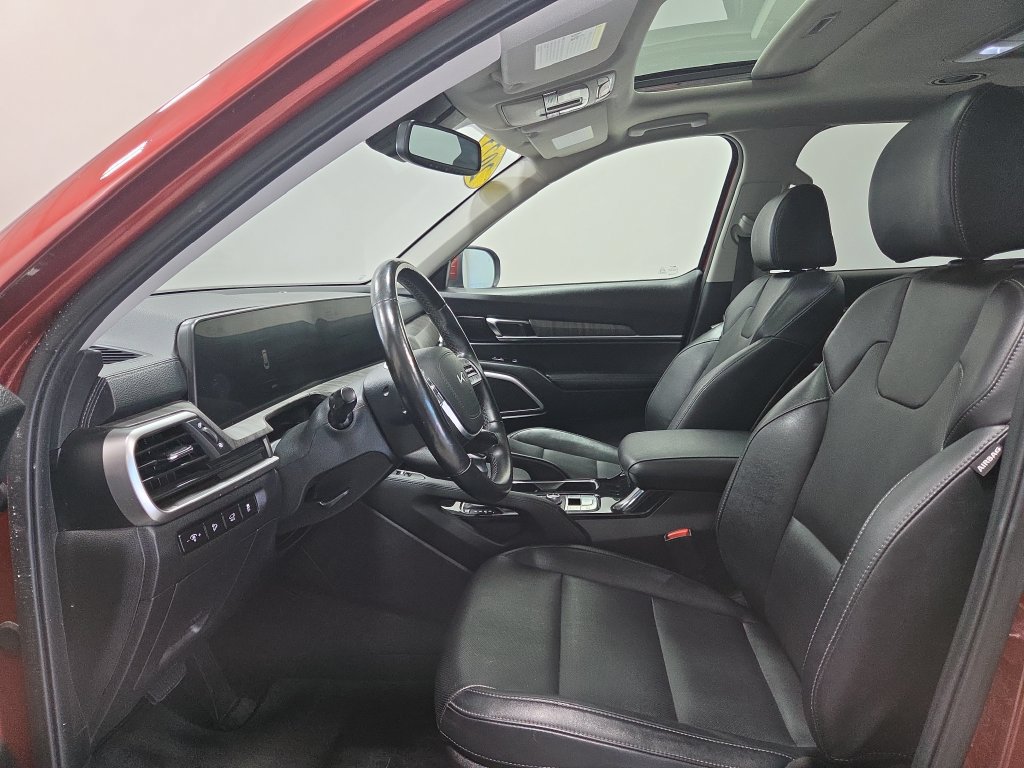 Used 2023 Kia Telluride AWD image 3