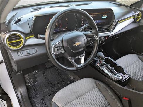 Used 2024 Chevrolet Trax LT w/ Sunroof Package FWD image 10