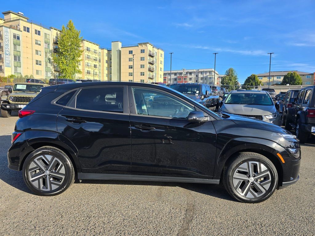 Used 2023 Hyundai Kona SE FWD image 3