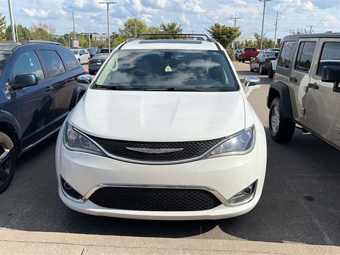 Used 2017 Chrysler Pacifica Limited FWD image 5