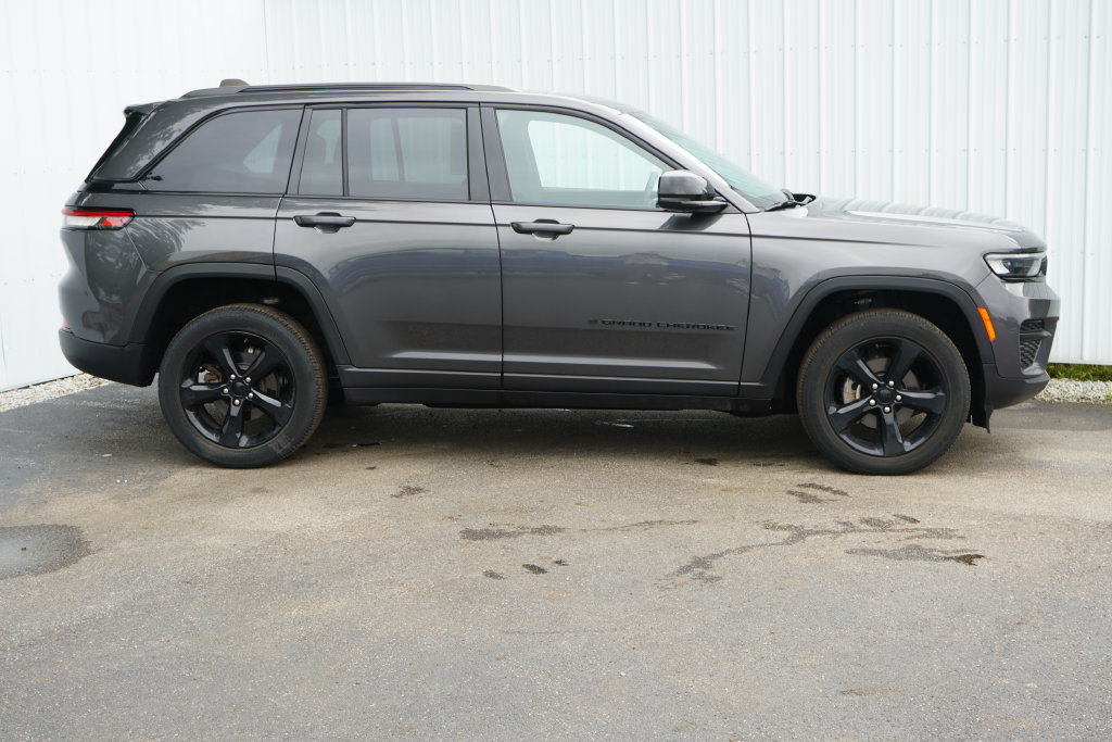 Used 2023 Jeep Grand Cherokee Altitude AWD/4WD image 2