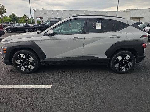 Used 2025 Hyundai Kona SEL FWD image 2