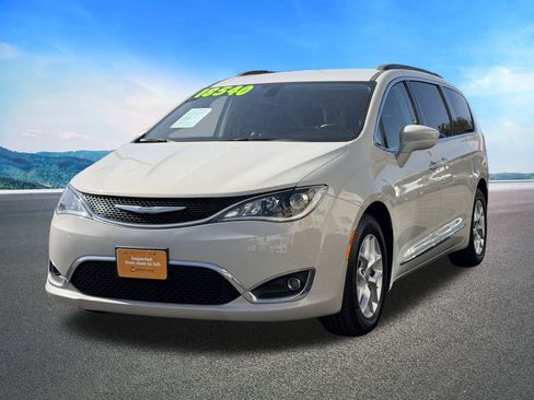 Certified 2017 Chrysler Pacifica Touring-L w/ Tire & Wheel Group FWD image 4