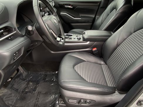 Certified 2025 Toyota Highlander XSE image 28