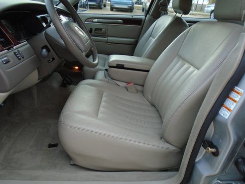 Used 2004 Lincoln Town Car Signature image 9