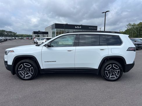 Used 2026 Jeep Cherokee Laredo AWD/4WD image 2