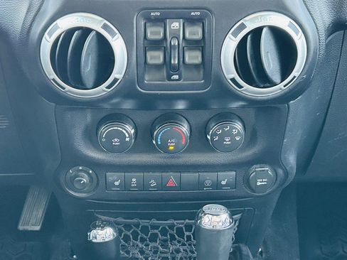 Used 2016 Jeep Wrangler Unlimited Sahara w/ Connectivity Group AWD/4WD image 16