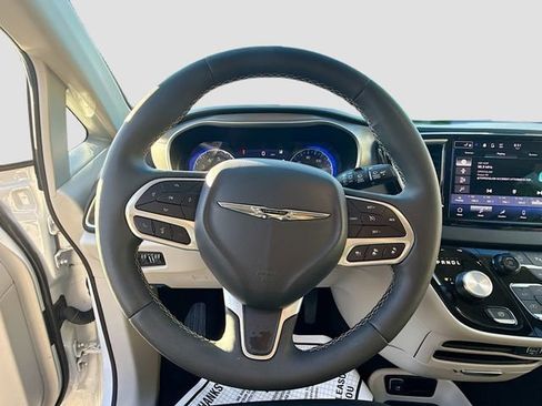 Used 2024 Chrysler Pacifica Touring-L image 13