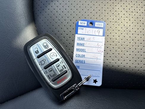 Used 2023 Chrysler Pacifica Touring-L FWD image 31