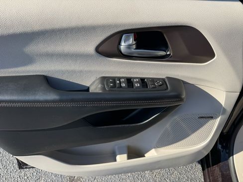 Used 2017 Chrysler Pacifica Touring-L Plus w/ Advanced Safetytec Group image 16