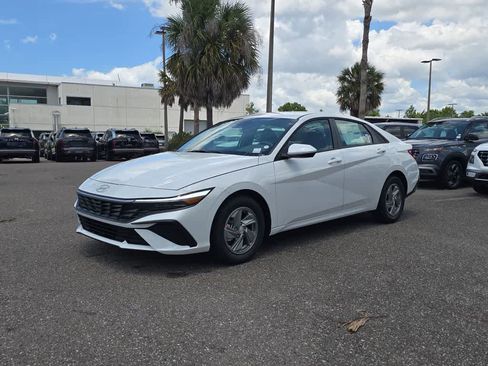 New 2026 Hyundai Elantra SE FWD image 2