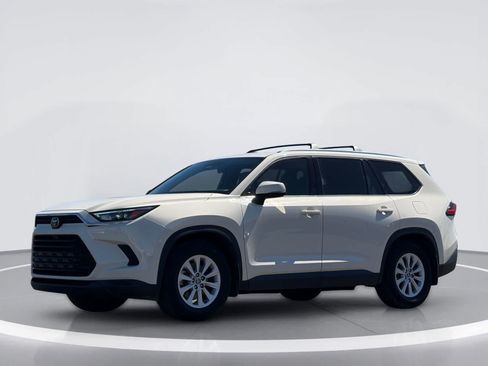 Used 2024 Toyota Grand Highlander FWD image 2