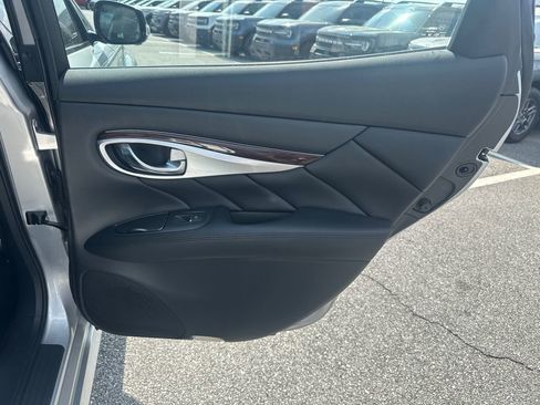Used 2018 INFINITI Q70 Luxe image 16