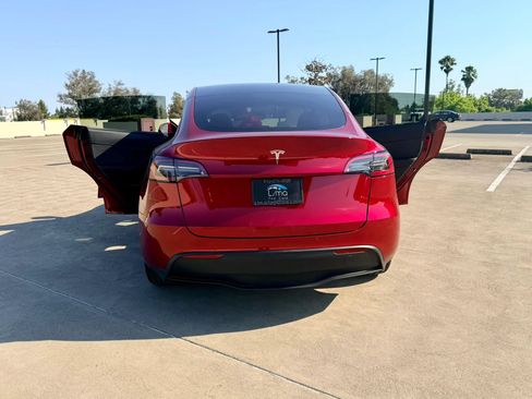 Used 2024 Tesla Model Y Long Range RWD image 39