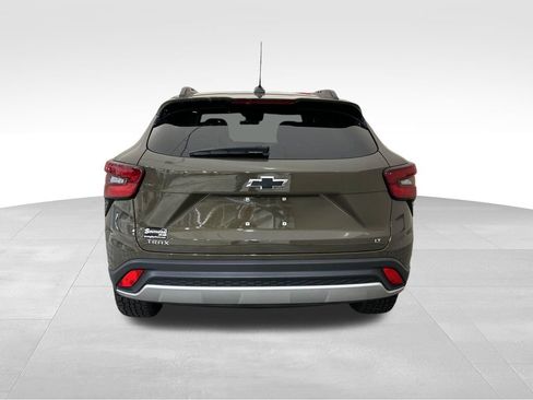 Used 2024 Chevrolet Trax LT w/ Sunroof Package FWD image 4